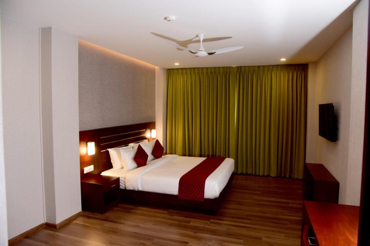 Hotel Emerald Palace Kottiyam ภายนอก รูปภาพ