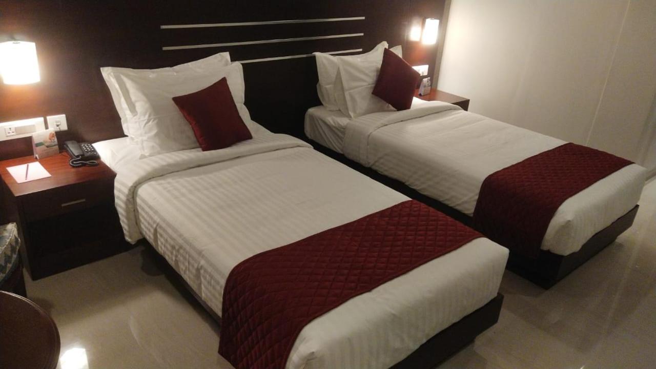 Hotel Emerald Palace Kottiyam ภายนอก รูปภาพ